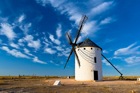 西班牙语结石CastillalaMancha风车区典型蓝色的图片