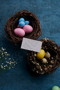 花束季节装饰蜂巢中的复活节鸡蛋和蓝布底面的Paschal食品贺卡活动装饰春庆日祝活动标志装饰蜂窝中的复活节鸡蛋和贺卡蓝色的图片