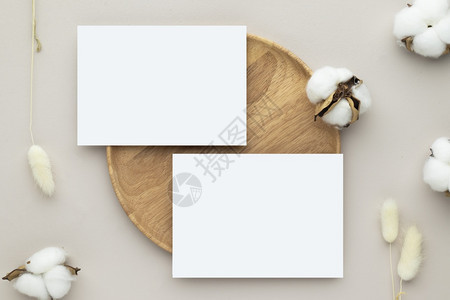 空白纸卡在木板上涂有小羊毛草的甜纸卡蜜蜂底最低米面工作场所构成平铺模型斯堪的纳维亚语明信片平坦的图片