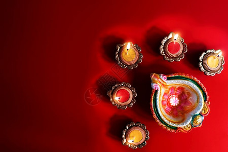 排灯节快乐在Dipavali印度教灯节庆祝期间点燃的粘土Diya灯五颜六色的传统油灯diya花明亮的问候图片
