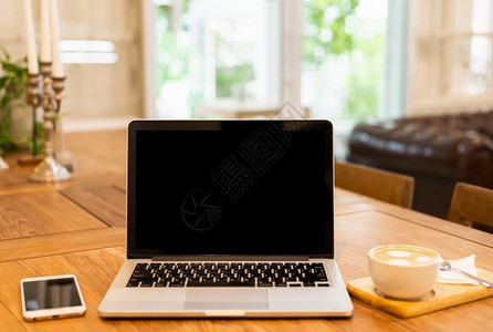 木头工作场所店铺在咖啡背景的桌子上用空屏幕咖啡杯和智能手机抽装笔记本电脑黑色屏幕图片