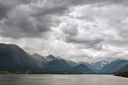 景观挪威安道尔内斯附近的Romsdalsfjorden沿线山区下雨挪威安道尔内斯附近的沿线莫比代利水图片