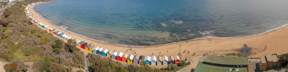 红色的夏天房屋BrightonBeachBoxes澳大利亚维多州冬季空中全景图片