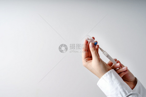 医生使用针头注射筒图片