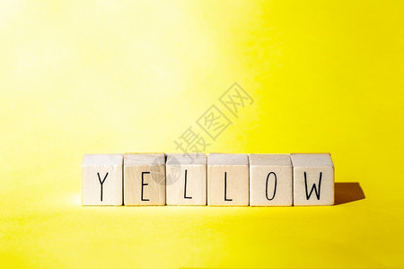 地面黑暗的柠檬黄背景色字的木制立方体欢快的夏季概念色彩多的回溯设计图片