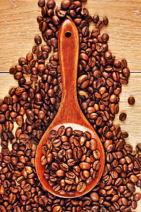 装满咖啡豆的木勺图片