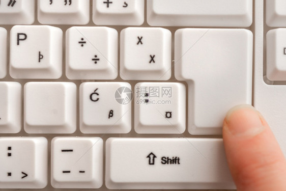Pc键盘手指在背景复制空间上方商业概念与笔记和pc键盘彩色模型键盘手指在背景复制空间上方文本消息的空白模型间命令小工具文本的图片