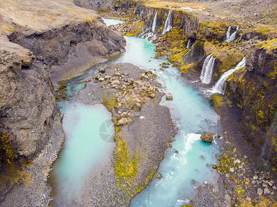 著名的极端自然Sigoldugljufur峡谷美丽的景观许多小瀑布和冰岛高地的蓝河图片