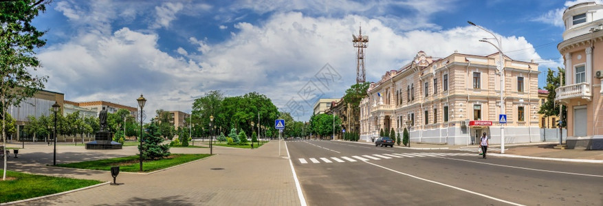 伊兹梅尔乌克兰0672乌克兰伊兹梅尔市的苏沃洛夫大道在阳光明媚的夏日乌克兰伊兹梅尔的苏沃洛夫大道一种公园图片