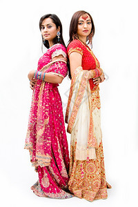 雏菊两个美丽的班加利新娘穿着色彩多的裙子与世隔绝时尚孟加拉国图片