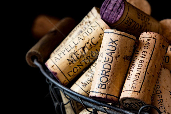 卢瓦尔河法国葡萄酒在铁线篮子里的旧软木塞草穆利斯葡萄园图片