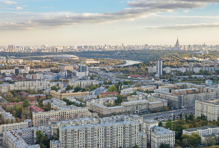 莫斯科市与罗蒙诺索夫国立大学和库图佐夫斯基大道卢兹尼克体育场的空中观测前方景建造大街图片