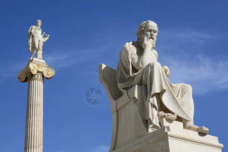 神话希腊语水平的雅典苏格拉底和阿波罗雕像希腊雅典学院前的苏格拉底希腊古代哲学家和太阳医艺术之神阿波罗的新古典主义雕像图片