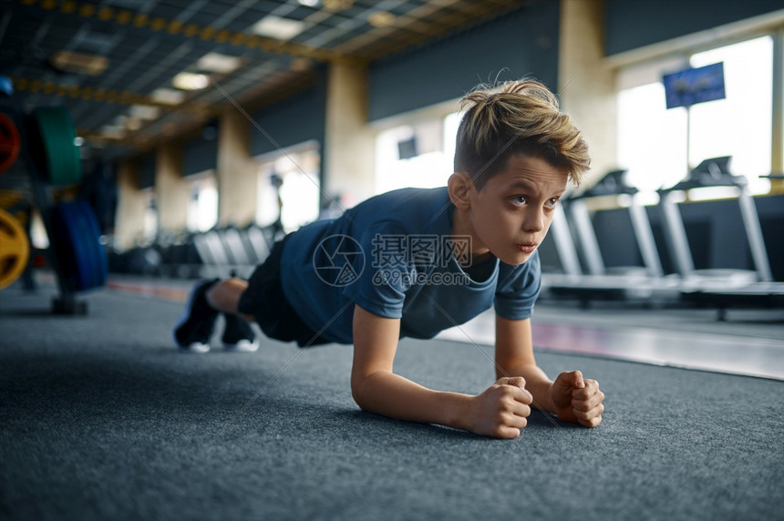 童年参加体育俱乐部培训保健和康生活方式运动男孩青年员体育青年球在健身房地板上做推力锻炼的少年青在健身房里做推力锻练的少年青运动型图片