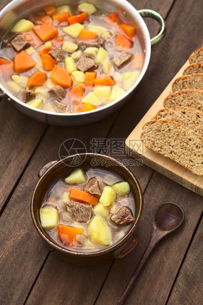 碗里充满了传统的匈牙利汤叫做Gulyaslevles由牛肉土豆胡萝卜红葱洋自制意大利面以及盐和辣椒选择焦点制作的csipetek图片