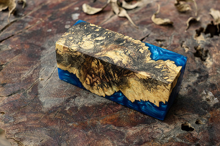 惊人的蓝色在旧桌艺术背景上自然Afzelia木制的蓝环氧树脂在旧桌艺背景上布立木方体节图片