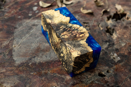 稳定木板工在旧桌艺术背景上自然Afzelia木制的蓝环氧树脂在旧桌艺背景上布立木方体图片