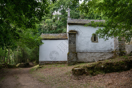 格兰达斯文化位于西班牙阿斯图里亚的GrandasdeSalime附近的CaminoSantiagoPadraira森林中的旧教堂图片