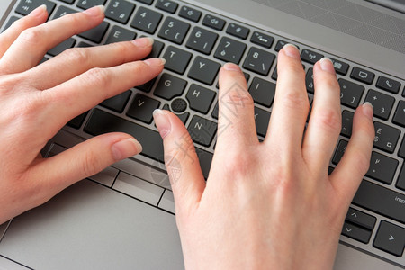 电脑在家办公室工作的妇女手握键盘关机在线的无上网图片