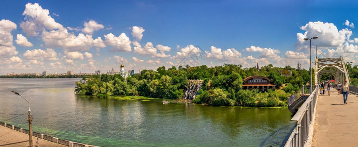 第聂伯河欧洲乌克兰DniproDnipro的Dnieper河和修道院岛屿大面积全景在乌克兰Dnipro的Dniper河和Mona图片