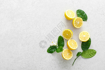 最佳躺着柠檬新鲜的多汁柠檬白底有叶子所的图片