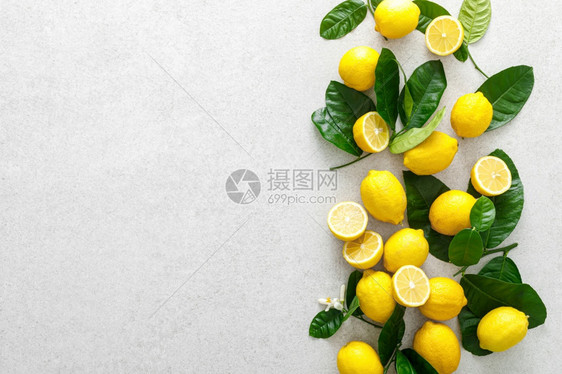 柠檬新鲜的多汁柠檬白底有叶子高架柑橘成熟图片
