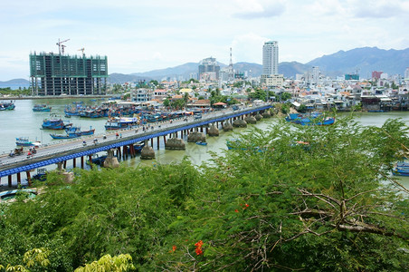 树天城市景观NHATrANGVETNANSAUG25从塔到海滩城市的景观拥挤城市桥下水上的船只越南Nhatrang2015年8月图片
