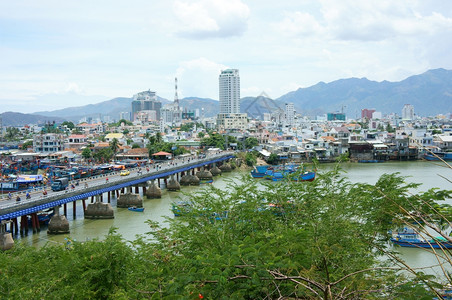 城市景观NHATrANGVETNANSAUG25从塔到海滩城市的景观拥挤城市桥下水上的船只越南Nhatrang2015年8月日亚图片