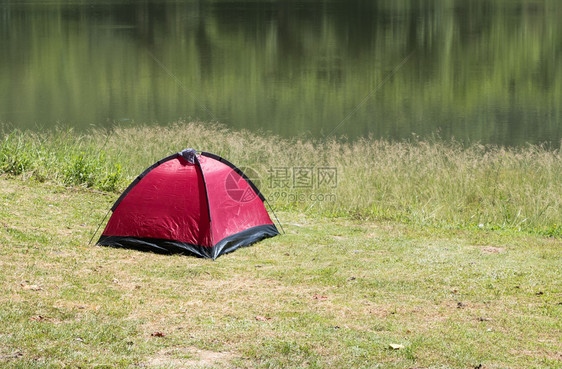 风景优美日出公园水面反射到小库附近的红帐篷由公园的水面反射绿色图片