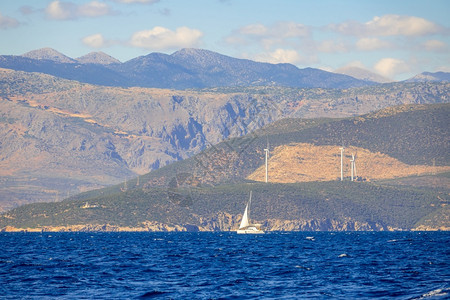 夏天欧洲海岸线阳光夏日山丘海岸和风力农场独轮游艇亚赫特和带风农场的希里海岸图片