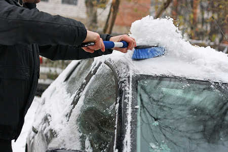 冰刮刀在特殊的刷子帮助下清洁雪车男工在特别的刷子帮助下驾驶图片