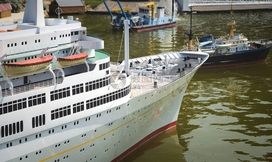 航行海的夏天在马杜罗达姆港的一艘船舶微型模荷兰港口的一艘船舶微型模图片