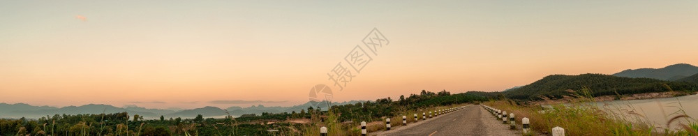 森林草地和水库的干道路在清晨时全景图象沥青图片