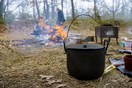 活动在火上煮茶山做徒步烹饪在火上煮茶营焰图片