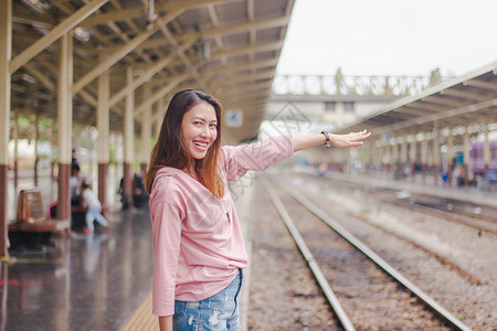 淑女夏天人将手臂伸向铁路轨道上浪漫图片