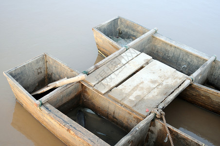 在河岸沿的双重渔船假期平衡木制的图片