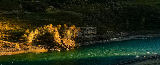 天空山区河流过岩石是阿尔泰自然山区河流过岩石自然是阿尔泰沟壑阳光图片