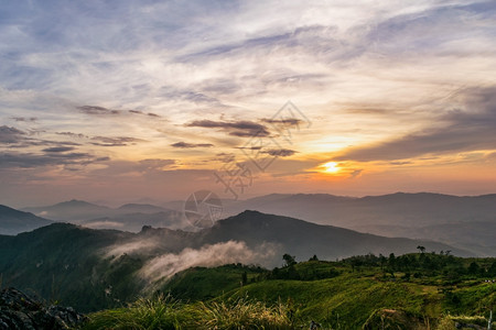 颜色旅游泰国清莱省PhuChiFa森林公园PhuFaForestPark观景点的冬季日落时山上美丽的风景自然有太阳云雾和明亮的天图片