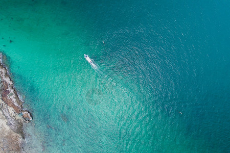 游客天堂夏海船或快艇上的空中观视风景夏季的美丽自然海景岛和美丽的海滩蓝色景美图片
