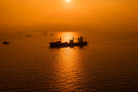新加坡血管货运海物进出口国际公海和日落背景空中观察的进出口国际开阔海及在日落背景空中观察下图片