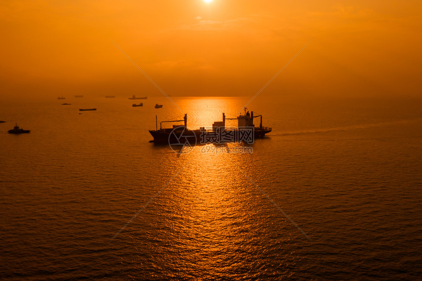 新加坡血管货运海物进出口国际公海和日落背景空中观察的进出口国际开阔海及在日落背景空中观察下图片