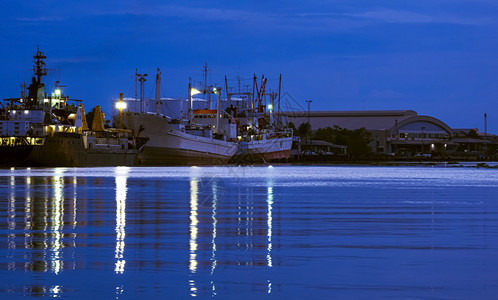 夜间在沿河工业区港口的大型油轮和渔船码头停靠在沿河工业区亚洲社海图片