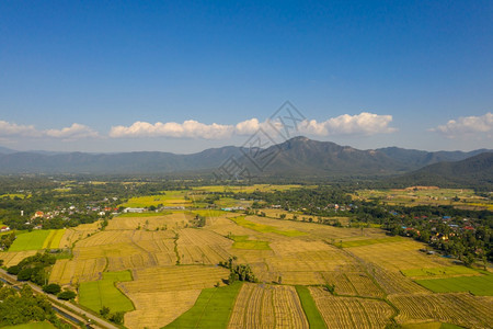 清迈MaeOn地区山脉天空和农业的中观察清迈MaeOn地区清迈空中观察土井场地天线图片