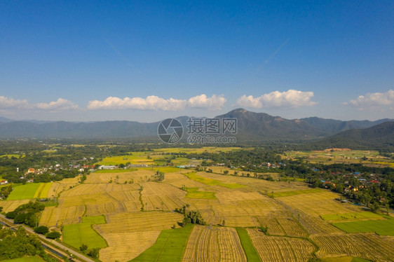 清迈MaeOn地区山脉天空和农业的中观察清迈MaeOn地区清迈空中观察土井场地天线图片