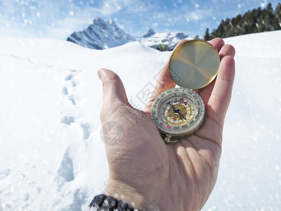 夏天追踪雪手中的指南针图片