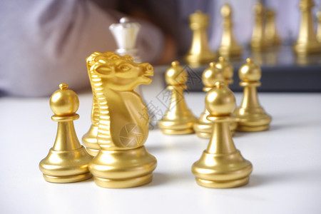 优胜者移动查看玩象棋游戏的商人业战略领导和管理概念及领导和管理概念图片