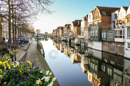 城市建造荷兰Gorinchem镇的港口和运河堤岸人行道图片