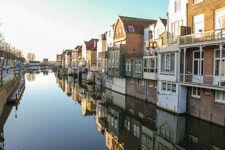蓝色的如画旅游荷兰Gorinchem镇的港口和运河堤岸图片