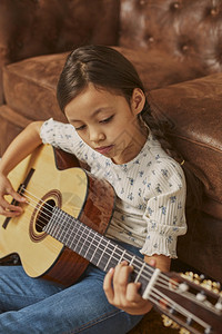 玩在室内小女孩家弹吉他图片
