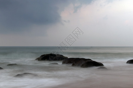 沿海岸的暴风和波浪撞击岩石孟加拉自然水图片